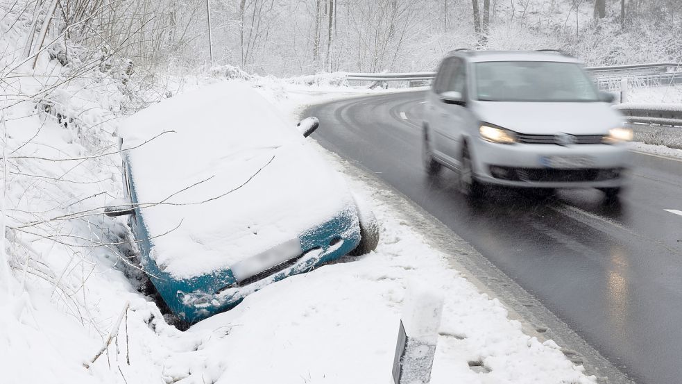 Damit das Auto sich im Winter nicht unvermittelt im Straßengraben ausruht, gilt es einige Regeln zu beachten. Foto: Gentsch/dpa