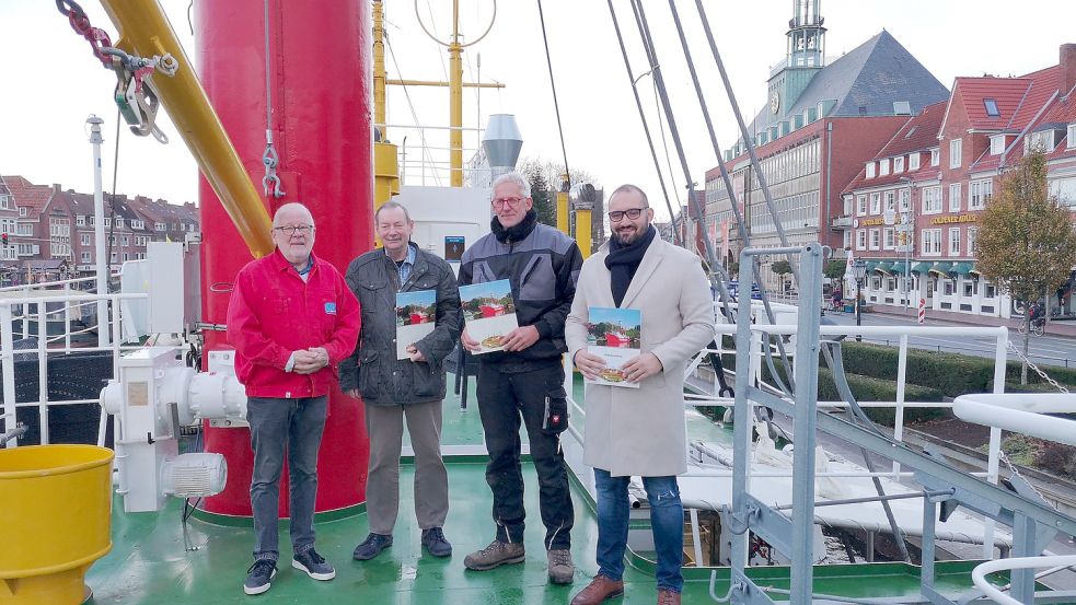 Der Vorsitzende des Feuerschiffvereins, Heinz-Günther Buß (von links), begrüßt die neuen Mitglieder Bernhard Harms, Friedhelm Jakobs und Yasin Turan an Deck des Wahrzeichens. Foto: privat