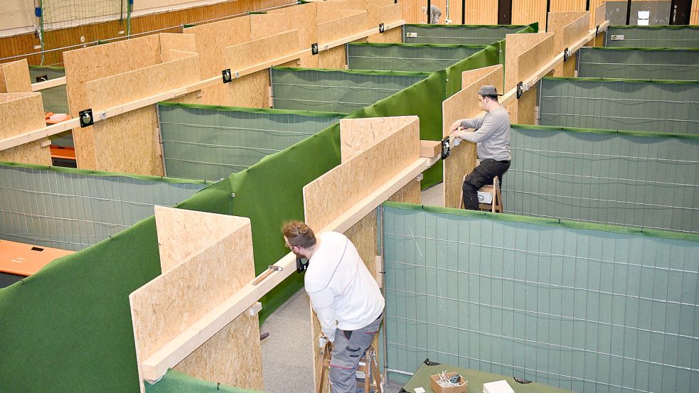 Sammelunterkünfte, wie hier die Erstaufnahmeeinrichtung des Landkreises in der Sporthalle der BBS, würde die Stadt gerne vermeiden. Foto: Stromann/Archiv