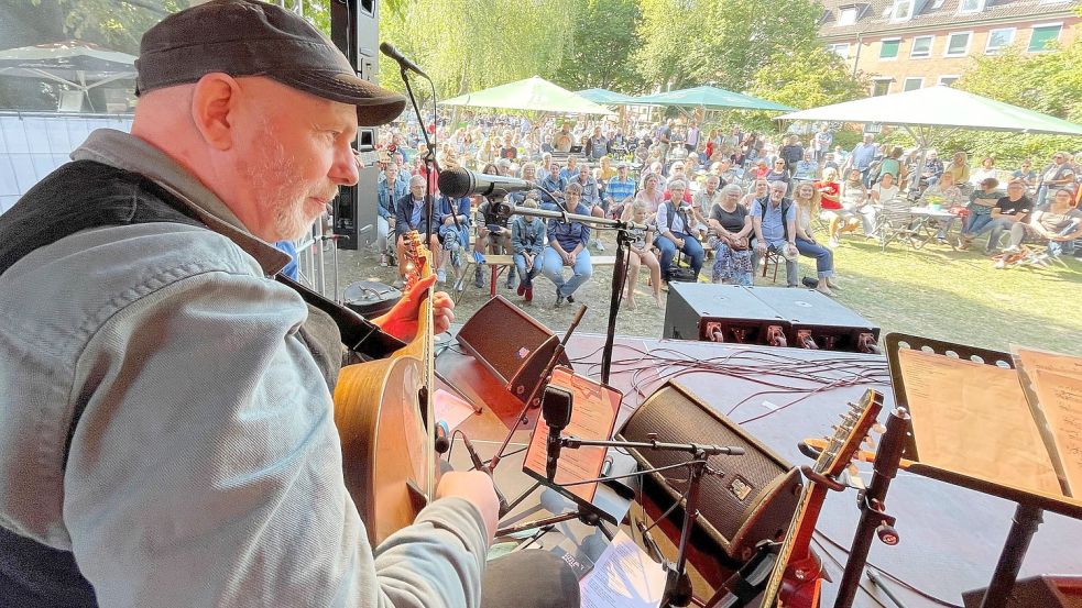 Wolfgang Meyering beschließt an der Gitarre ein Kapitel Emder Musikgeschichte. Zusammen mit Dr. Ralf Gehler, Ernst Poets, Vivien Zeller und Johannes Meyering spielte er auf dem Stephansplatz Lieder der Gruppe Spillwark. Foto: Päschel