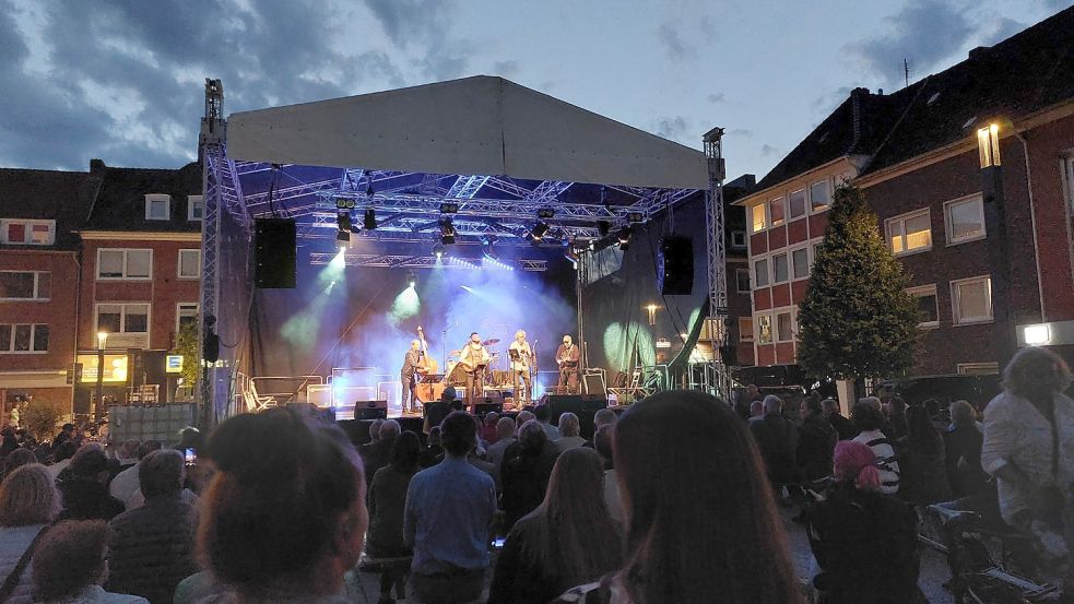 Auf dem Neuen Markt trat am Samstagabend die Gruppe Jams auf. Foto: Hanssen