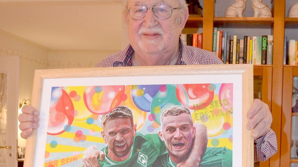 Jürgen Düring ist im Besitz des Werder-Gemäldes 2022, das Niclas Füllkrug und seinen Sturmpartner Marvin Ducksch zeigt. Foto: Lilienthal