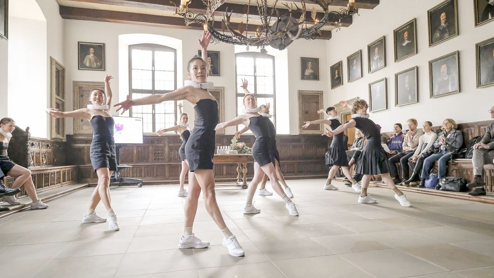 Das wird auf keinen Fall langweilig: Mitglieder der Dance Company des Theaters Osnabrück tanzen zur Vorstellung des Programms „375 Jahre Westfälischer Friede“ im Friedenssaal des Osnabrücker Rathauses. Foto: Thomas Osterfeld