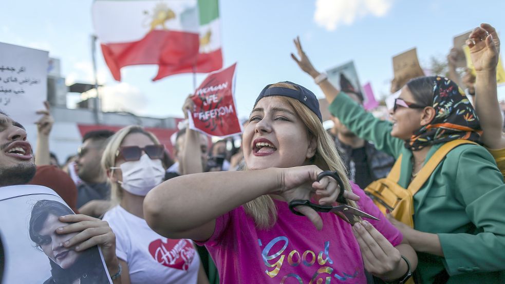 Überall auf der Welt protestieren vor allem Frauen gegen die Regierung im Iran. Hier schneidet sich eine Frau in Istanbul die Haare ab, um an die Situation im Iran zu erinnern. Foto: AP Photo/Emrah Gurel