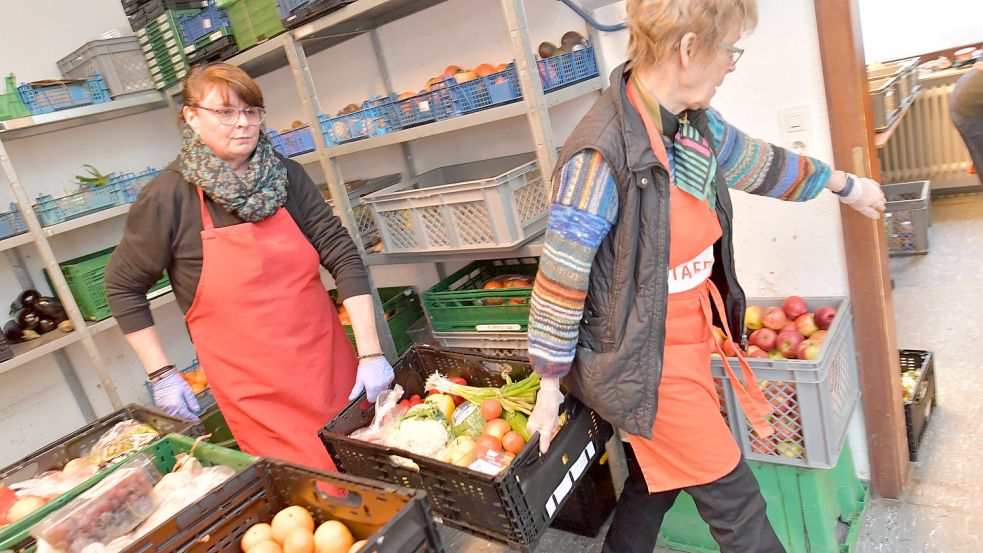 Die Ehrenamtlichen Susanne Peters (links) und Hannelore Schug von der Auricher Tafel haben schwer zu tragen.Foto: Ortgies