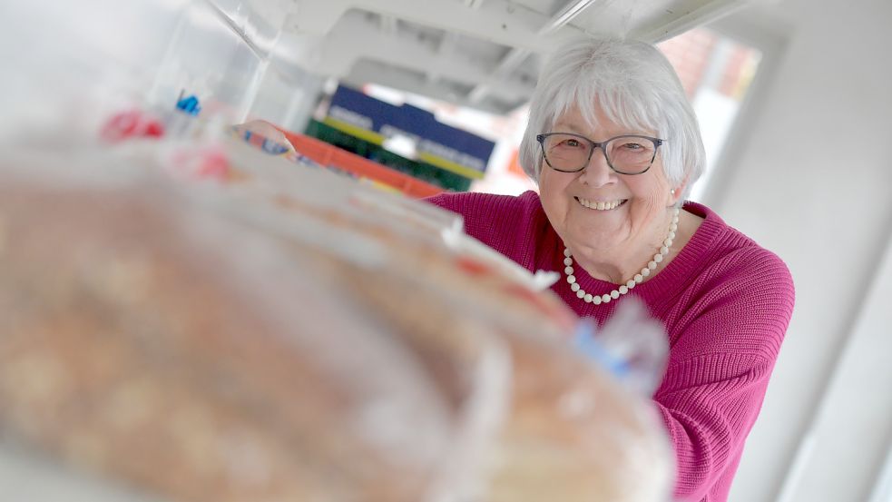 Adelheid Lünemann arbeitet 30 Stunden in der Woche ehrenamtlich bei der Leeraner Tafel. Foto: Ortgies