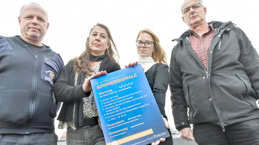 Bernd Lenz (von links), Annett Knochenhauer, Carina Hinrichs und Holger Schuster stellten bei der Stadt Emden die Details zum bundesweiten Warntag am Donnerstag vorgestellt. Fotos: Ortgies