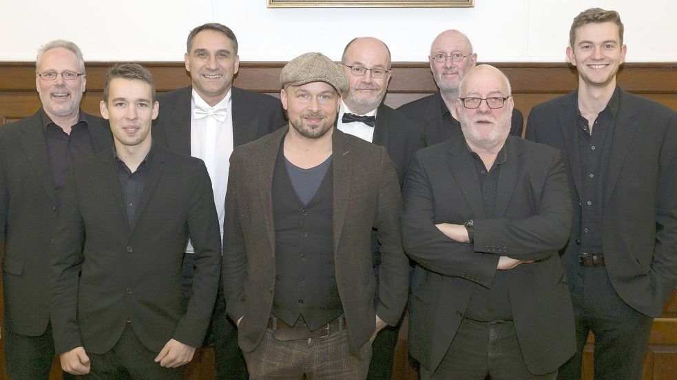 Das ist die „Weihnachtsbande“: (von links) Marc Stünkel, Djürko Züchner, Volker Leiß, Oliver Jüchems, Edzard Wagenaar, Ernst Poets, Piet Meyer und Marek Müller. Foto: privat