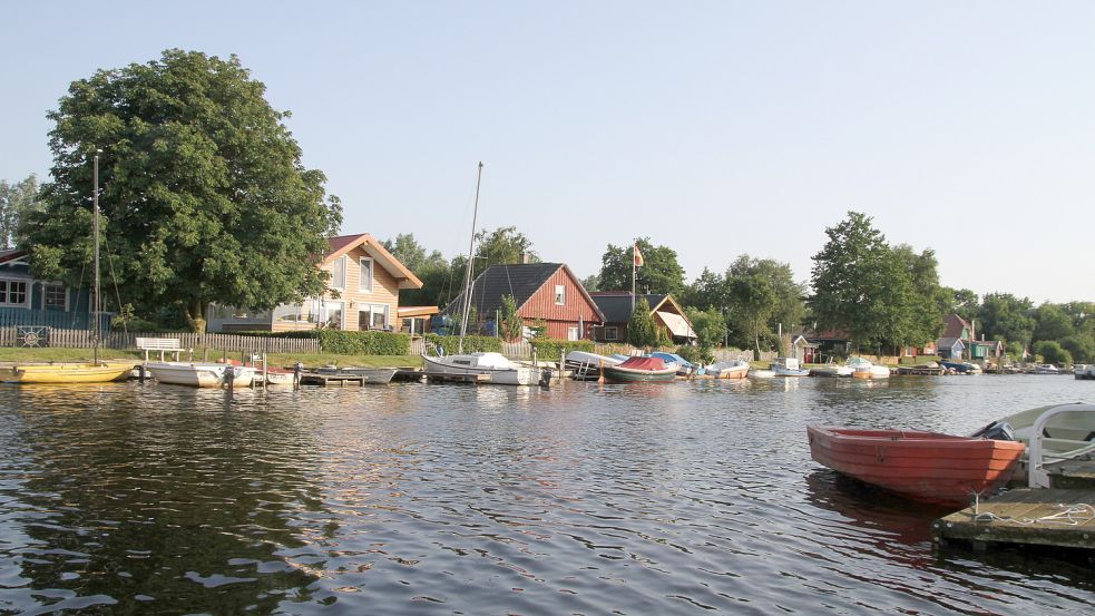 Idyll vor den Toren Emdens: Meerbuden genannte Wochenendhäuser am Kurzen Tief. Foto: Päschel/Archiv