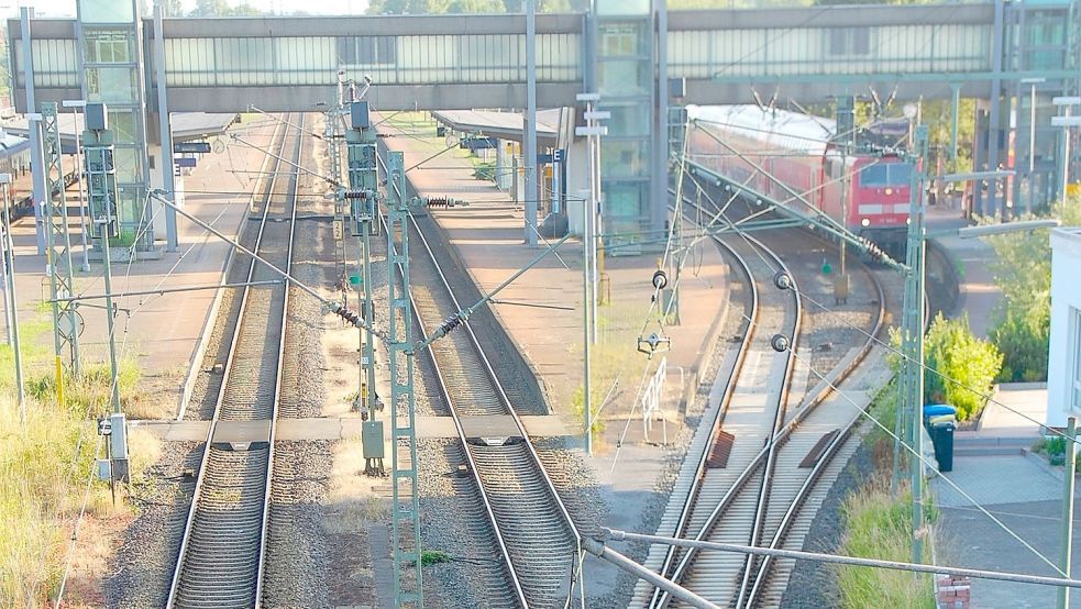 Blick auf Gleise am Emder Hauptbahnhof. Die Deutsche Bahn will Geld investieren, um den Bahnhof komfortabler und barrierefreier zu gestalten. Symbolfoto: Pixabay