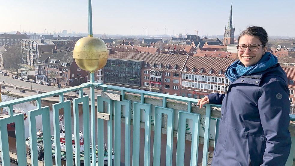 Das Bild zeigt die neue Direktorin des Landesmuseums, Jasmin Alley, im März dieses Jahres auf dem Turm des Rathauses mit Blick über Emden. Foto: Tomé/Archiv