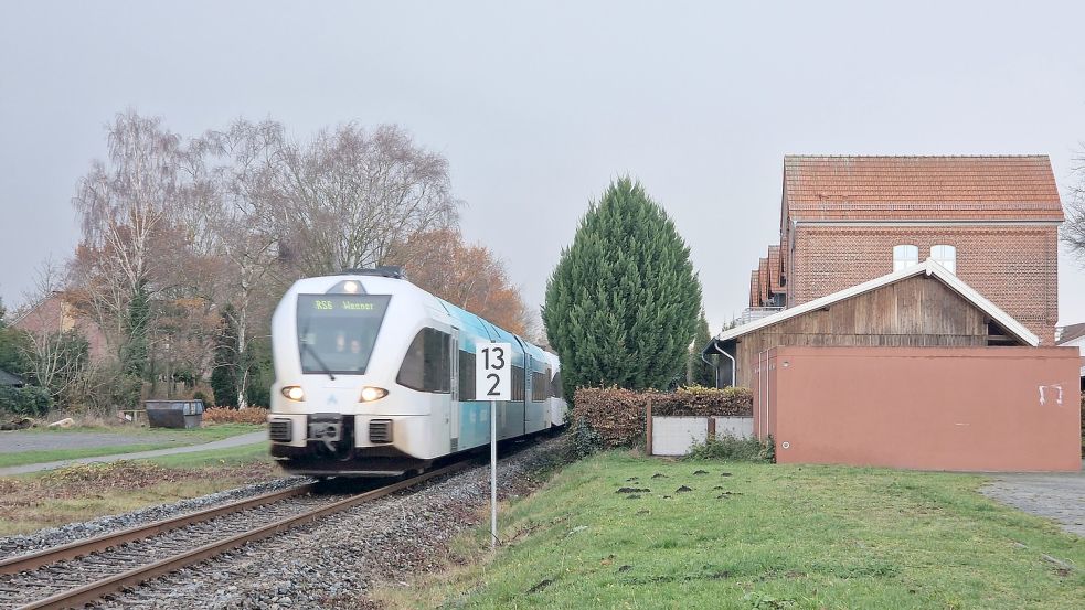 Noch fahren die Arriva-Züge an Bunde vorbei. Das soll sich bald ändern. 2024 soll dort ein Haltepunkt eingerichtet werden. Foto: Gettkowski