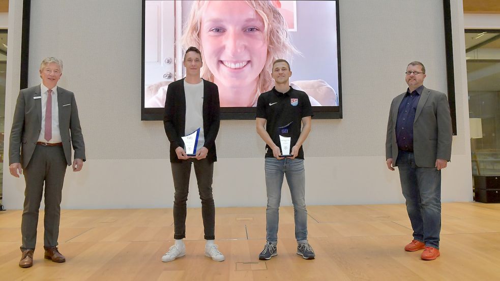 Nachfolger gesucht: Im letzten freuten sich Jana Pastorek, Jann Hellmers (Zweiter von links), Trainer Jan-Henrik Koppelkamm für SV TiMoNo (Zweiter von rechts) über den Titel. Heinz Feldmann (links), damaliger Vorstandsvorsitzende der Sparkasse LeerWittmund und Chefredakteur Joachim Braun gratulierten. Archivfoto: Ortgies