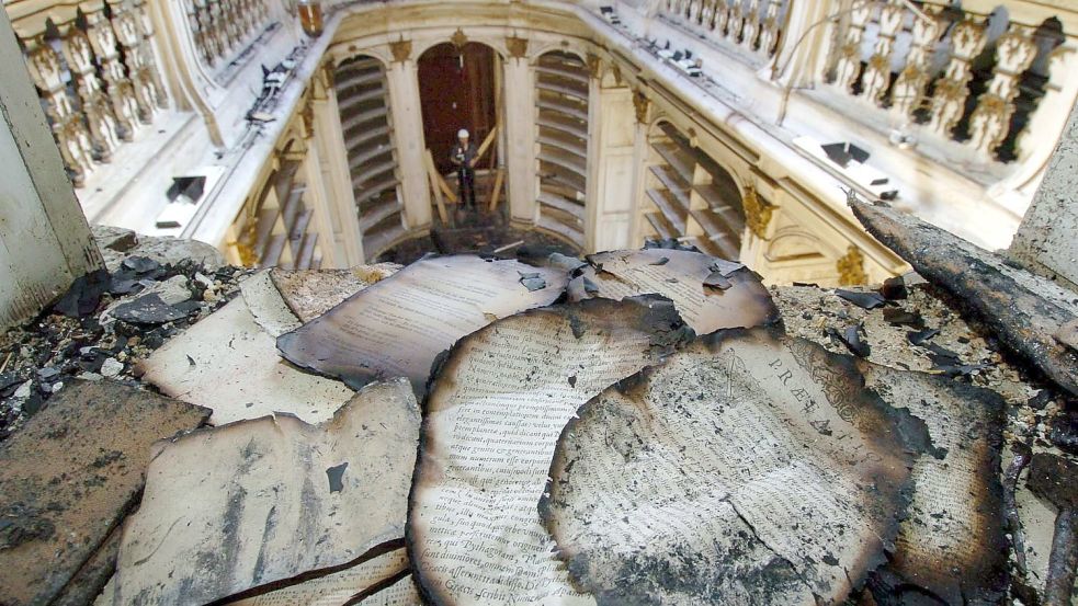 Blick in den bei einem Brand schwer beschädigten Rokokosaal der Herzogin Anna Amalia Bibliothek in Weimar. Ein Feuer in der Nacht zum 3. September 2004 hatte 50.000 Bücher unwiederbringlich zerstört. Foto: Martin Schutt/DPA