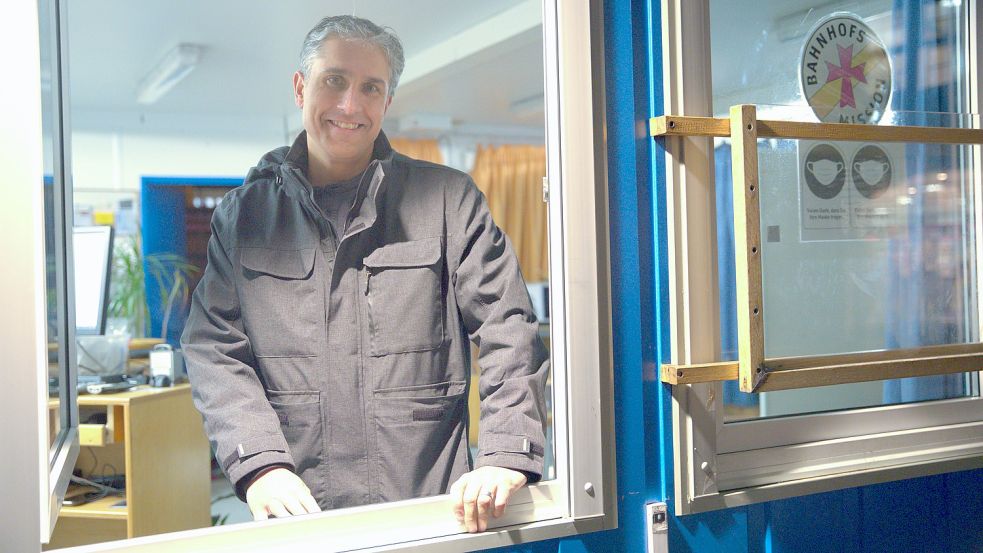 Ob am Container-Fenster oder direkt am Gleis: Axel Mangat, Leiter der Bahnhofsmission Hamburg, hat immer ein offenes Ohr für Menschen, die Hilfe bei der Einrichtung suchen. Foto: Patrick Kern