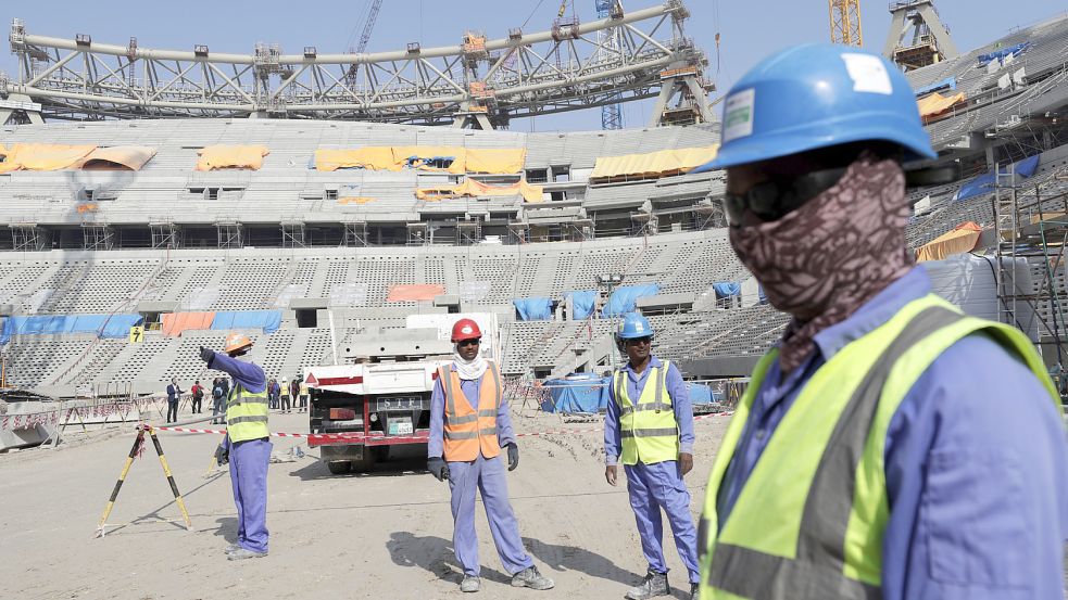 Wie viele Tote gehen auf das Konto der WM? Die genaue Anzahl kennt niemand. Traurige Gewissheit ist jedoch: Seit Donnerstag ist es einer mehr. Foto: AP