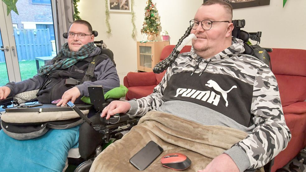 Tobias (rechts) und Matthias Ehrlich leiden an einer unheilbaren Muskelkrankheit – und wollen weiter mobil bleiben. Foto: Ortgies