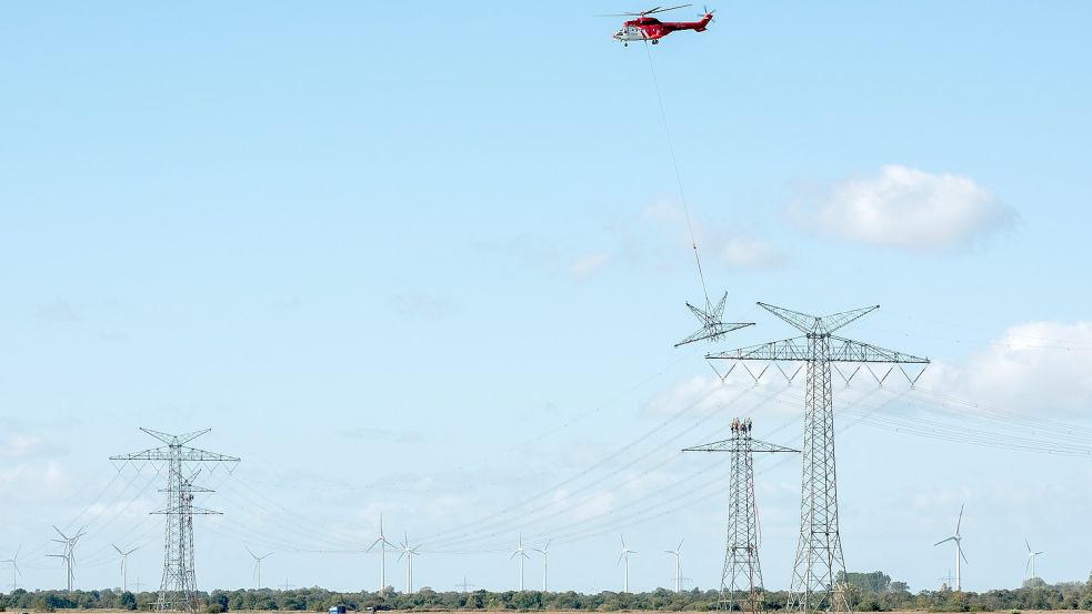 Anfang Oktober waren Masten in Emden und nahe Ayenwolde (siehe Bild) abgebaut worden. Foto: Bjoern Behrens/Tennet/Archiv