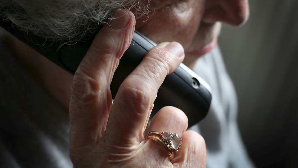 Eine Seniorin ist in Bremen Betrugsopfer von falschen Polizisten geworden. Foto: Karl-Josef Hildenbrand / dpa