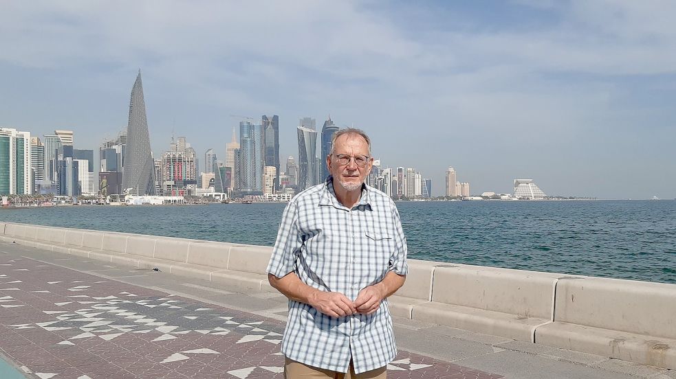 Thomas Ciesielski vor der Skyline von Doha. Foto: Privat