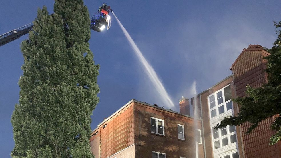 Über Stunden kämpften rund 150 Einsatzkräfte gegen die Flammen. Foto: Harms/Archiv