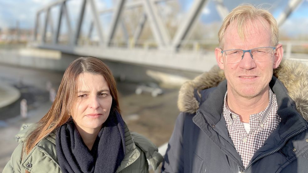 Emdens Stadtbaurätin Irina Krantz und Michael Borowski vom Planungsbüro Grassl stehen an der Eisenbahnbrücke, die den Trog überquert. Die beiden informierten am Donnerstag über einen neuen Stand für die Sanierung. Foto: Päschel