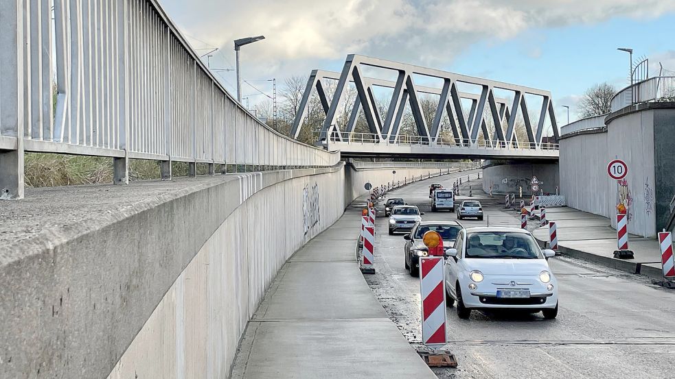 Halb saniert und noch lange nicht fertig: Blick in den Trog, dessen frisch aufgetragene Asphaltdecke wieder aufgenommen werden musste. Foto: Päschel