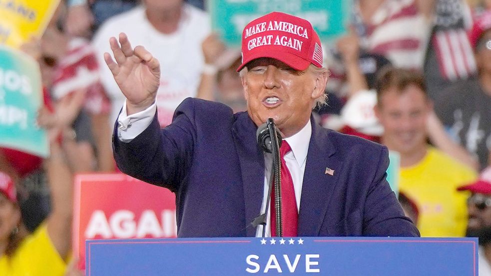 Der ehemalige US-Präsident Donald Trump spricht bei einer Wahlkampfveranstaltung in Miami. Foto: Rebecca Blackwell/AP/dpa