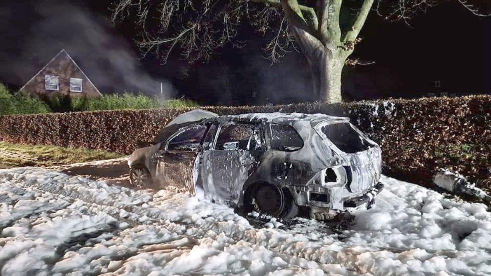 Während der Fahrt ist in in der Gemeinde Großheide ein Auto in Flammen aufgegangen. Foto: Feuerwehr