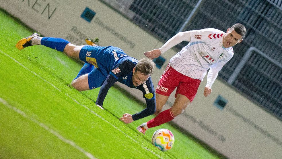 Gen Boden: In der zweiten Jahreshälfte kam Kickers Emden um Matthias Goosmann (links) mit dem höheren Tempo in der Fußball-Regionalliga Nord nur sehr selten mit. Gegen den Tabellenführer VfB Lübeck (rechts Marius Hauptmann) gab es zuletzt eine 0:6-Heimniederlage – es war die fünfte Pleite in Folge. Fotos: Doden, Emden