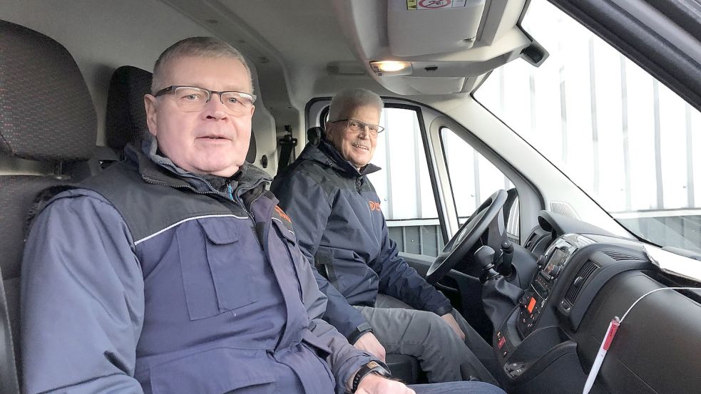 Jürgen Pfeifer (vorne) und Reinhard Bruns sind ehrenamtlich für die Emder Tafel im Einsatz. Foto: Kraft