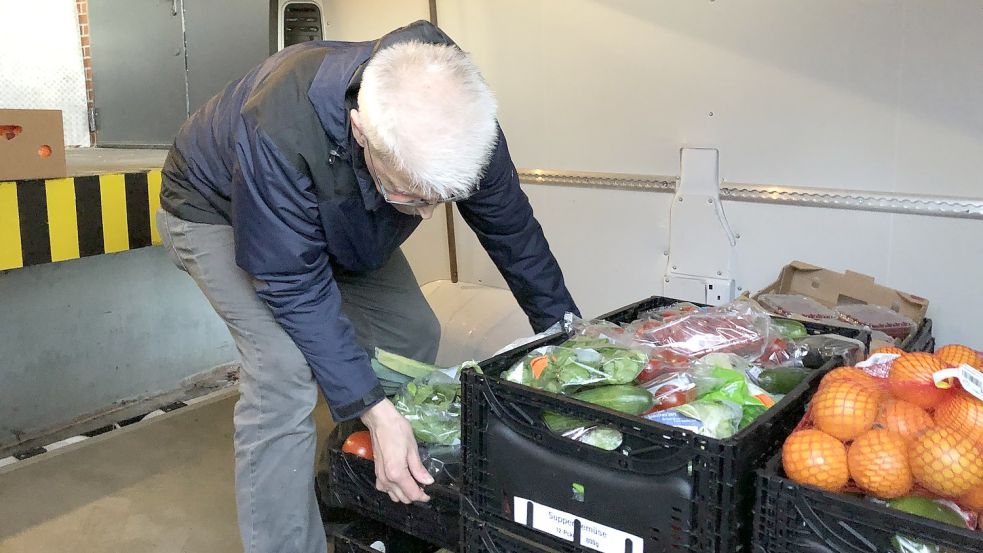Im Laderaum des Sprinters stapelt Reinhard Bruns die Lebensmittelkisten. Foto: Kraft