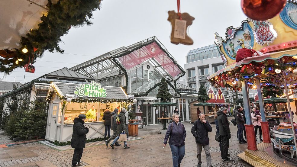 Momentan ist die Markthalle (im Hintergrund) von Weihnachtsmarktbuden umringt und fällt nicht weiter auf. Foto: Ortgies