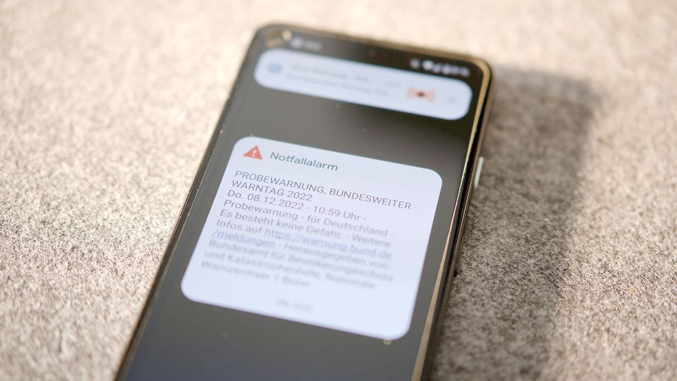 Tuebingen Bundesweiter Warntag, Warnung auf Smartphone, 08.12.2022 Cell Broadcast auf einem Smartphone, Bundesweiter Wa Foto: IMAGO/Eibner-Pressefoto/Thomas Dinges