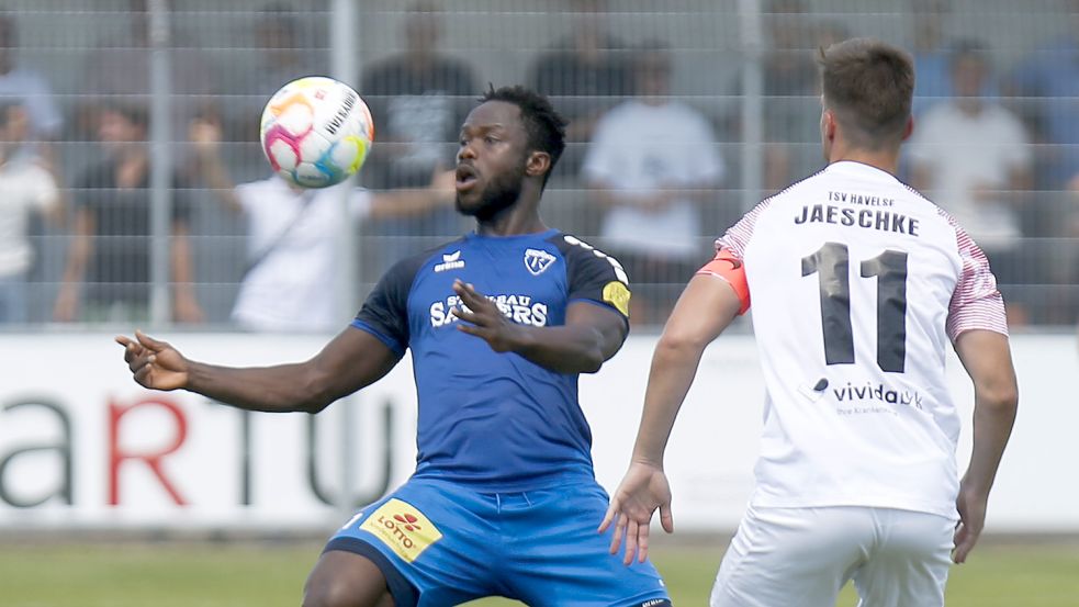 Ibrahim Sillah (links) hatte den ersten Abschluss für Kickers Emden, sein Distanzschuss ging aber rüber. Havelse-Kapitän Yannik Jaeschke (rechts) traf wie schon im Hinspiel. Foto: Doden, Emden