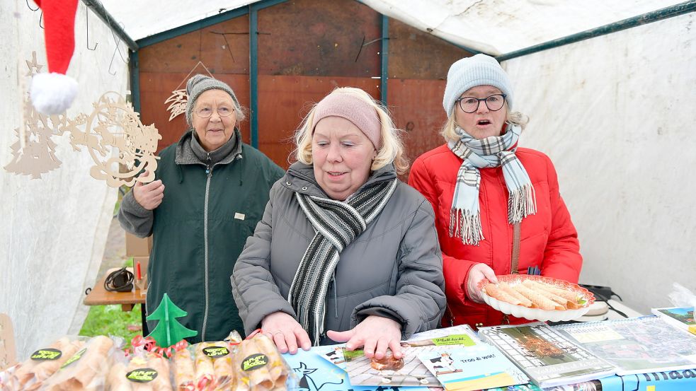 Bei den Plattproeters gab es traditionelle Rullerkes. Wilma Bruns (von links), Gretjen Klinger und Hille Neumann hoffen auf viele Interessierte für den Verein.