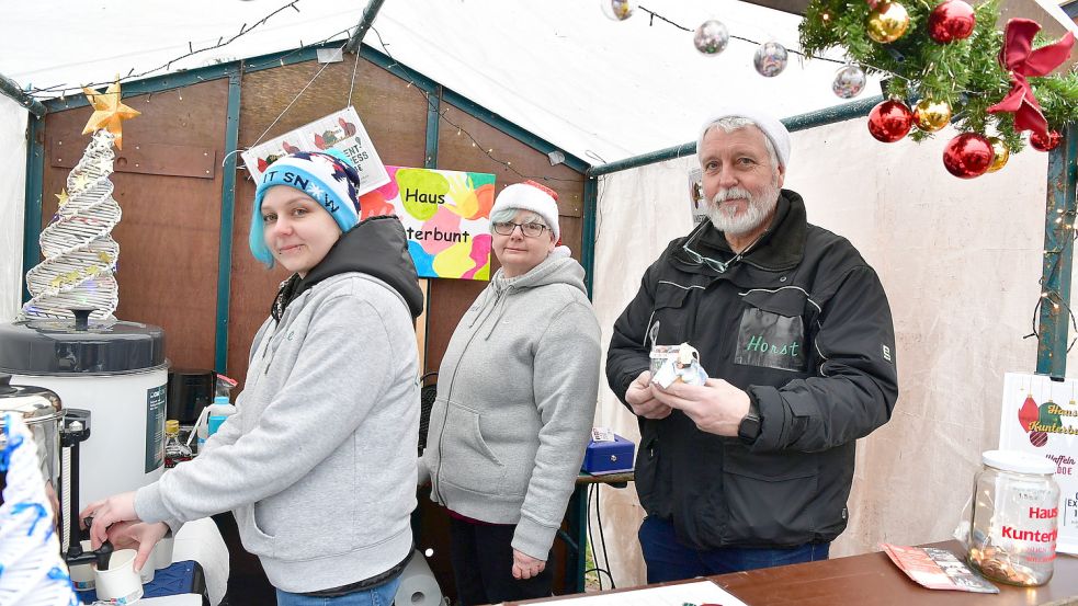 Ganz neu in der Gemeinde ist der Verein Haus Kunterbunt. Denise Nieweg (von links), Monika und Horst Engelbarts stellten ihn vor.