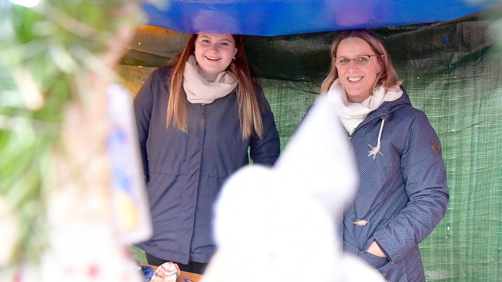 Vom Förderverein der Kita Hummelburg in Loppersum waren die Erzieherinnen Eileen Carsjens (links) und Sabine Miethke vor Ort.