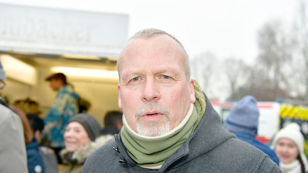Bürgermeister Uwe Redenius (parteilos) packte am Samstag mit an, damit der kleine Weihnachtsmarkt gut starten konnte.