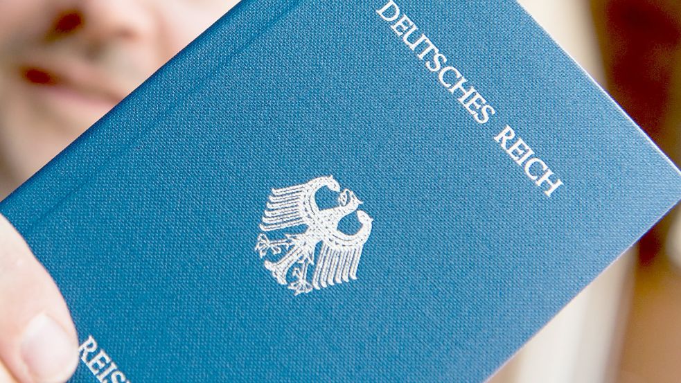 „Reichsbürger“ bestreiten die Existenz der Bundesrepublik und stellen sich mitunter fiktive Pässe des Deutschen Reichs aus. Foto: Patrick Seeger/dpa