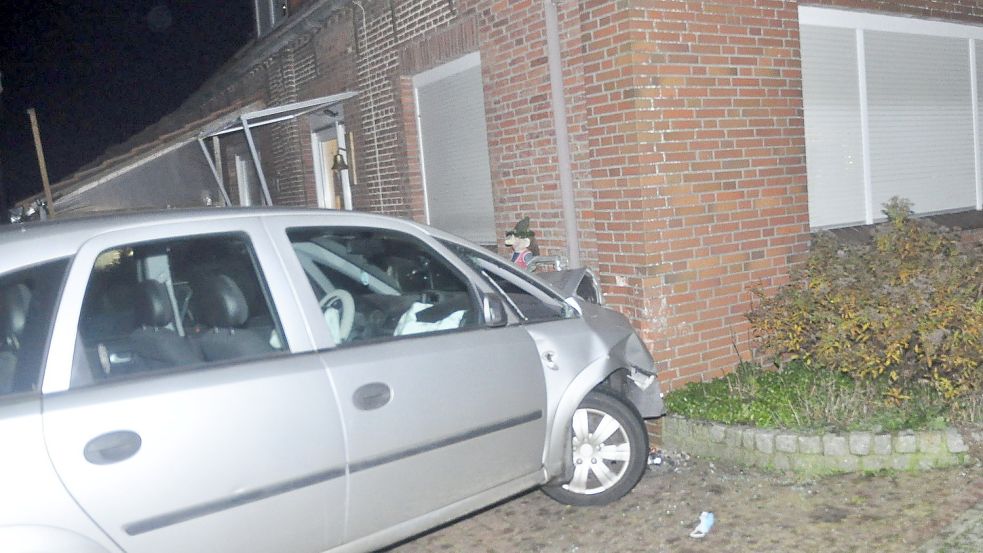 Das Auto fuhr in ein Haus an der Dorfstraße in Hatzum. Foto: Wolters