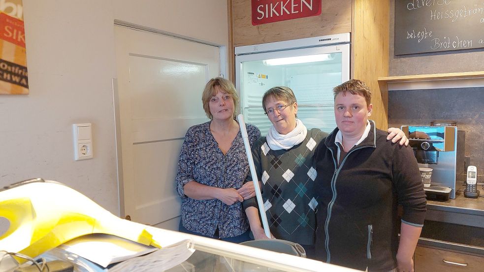 Für sie war es der letzte Arbeitstag in der Wybelsumer Sikken-Filiale: Roswitha Drathjer (von links), Erika Bruns und Manuela Siebels. Das Emder Bäckerei-Unternehmen dünnt sein Standort-Netz aus. Foto: Hanssen