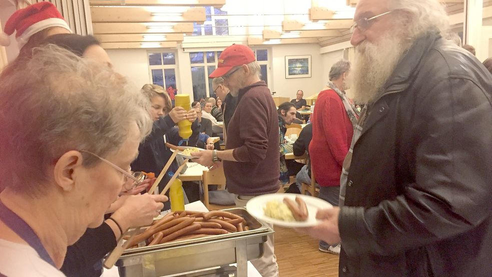 So sah es vor der Pandemie aus: Es gab Kartoffelsalat und Würstchen in Gemeindehaus. Foto: Mielcarek/Archiv