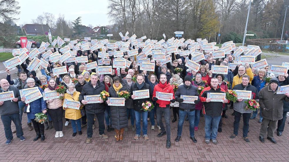 Jubeln gegen die Eiseskälte: Vor der Blumenhalle feiern die Wiesmoorer ihre Gewinne. Foto: Postcode-Lotterie/Wolfgang Wedel