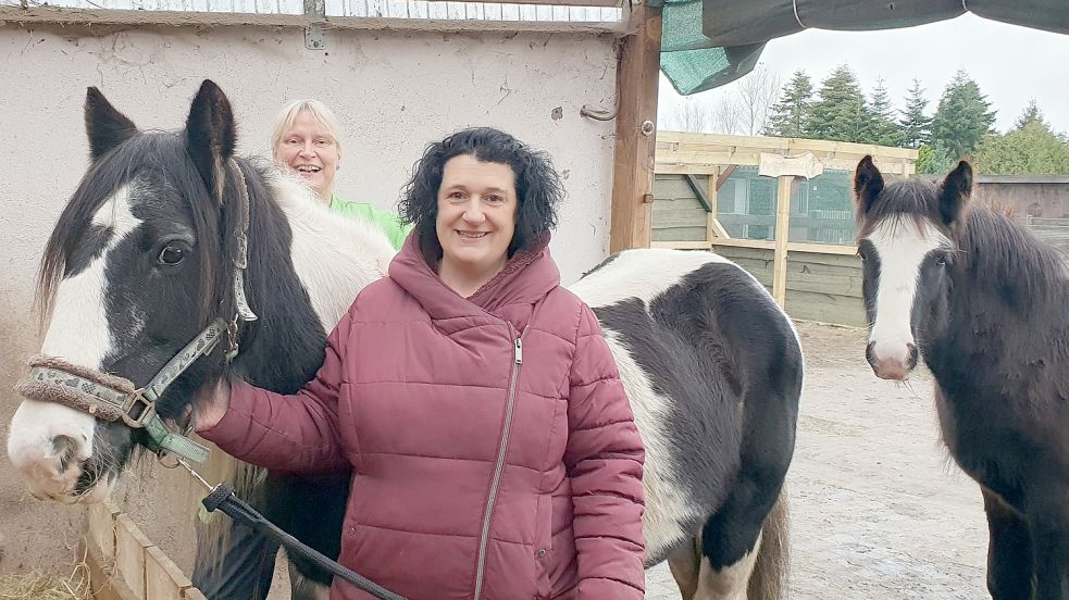 Jennifer Griebsch (vorne) ist froh, dass Christiane Gromöller ihrer Stute Raya mit homöopathischen Mitteln zu mehr Lebensqualität verhelfen konnte. Foto: Gettkowski