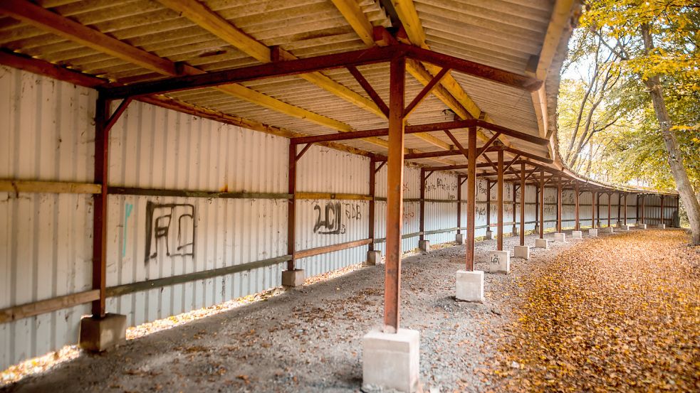 Die Unterstände hinter der Freilichtbühne sollen von Graffiti-Sprayern neu gestaltet werden. Foto: Cordsen
