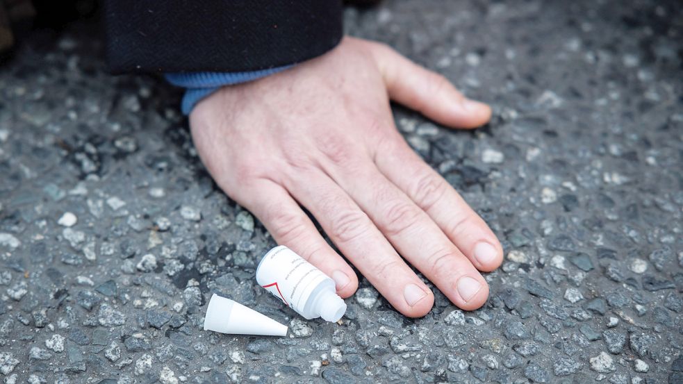 Immer wieder kleben sich Aktivisten der „Letzten Generation“ auf die Straßen in Deutschland. Foto: dpa/Matthias Balk