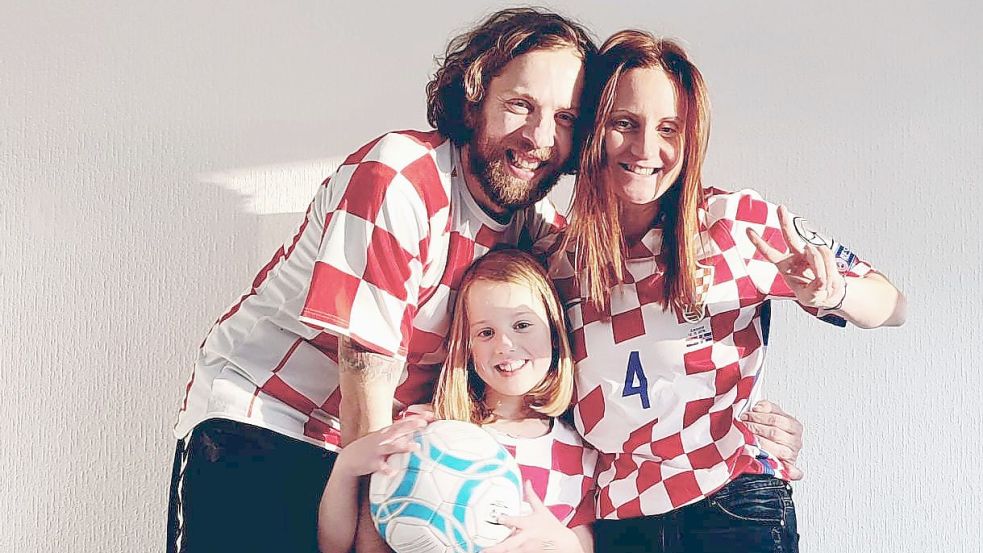 Josip und Ana Crnic sind wie Tochter Lena im WM-Fieber und tauschen sich während der WM auch viel mit der Familie in Kroatien aus. Foto: Privat