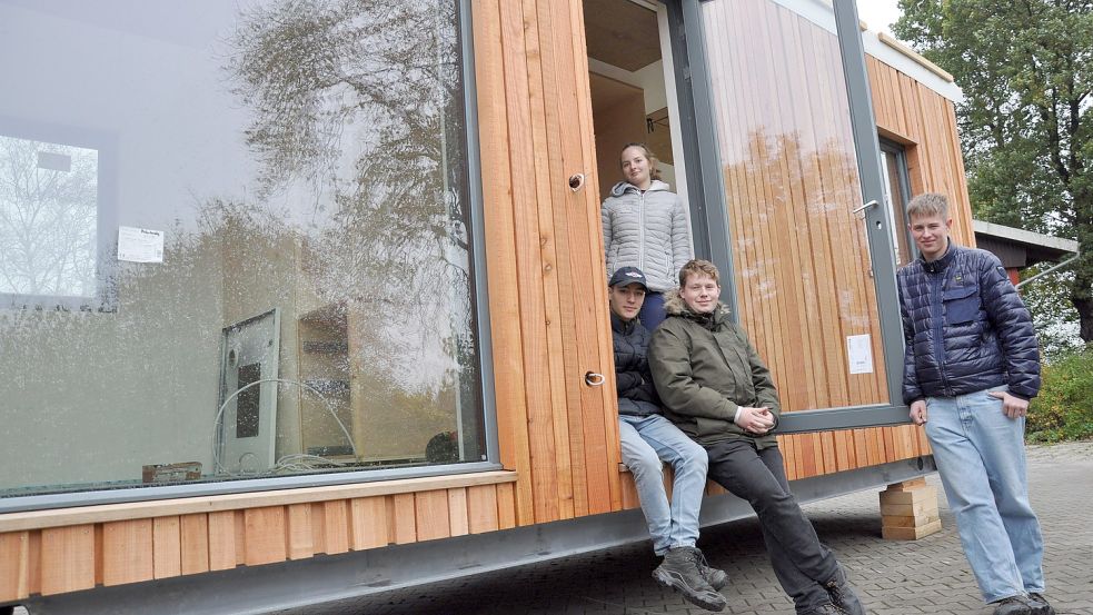 Robert Graubner (von links), Sina Kolde, Eric Claußen und Simon Schendekehl auf Hausbesichtigung. Foto: Ullrich