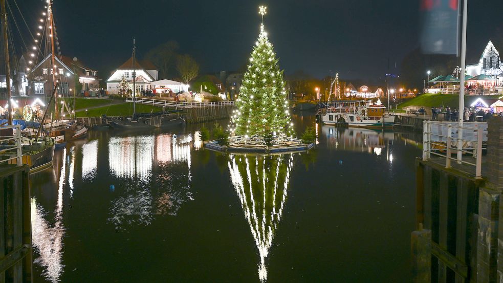 Über die Feiertage wird den Gästen an der Küste mehr geboten als Ruhe und Raum für ausgiebige Strandspaziergänge. In Carolinensiel beispielsweise gibt es bis ins neue Jahr hinein einen schwimmenden Weihnachtsbaum im Hafenbecken. Foto: Archiv/Lars Klemmer/dpa